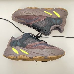 Mens Yeezy 700 size 10 in mauve